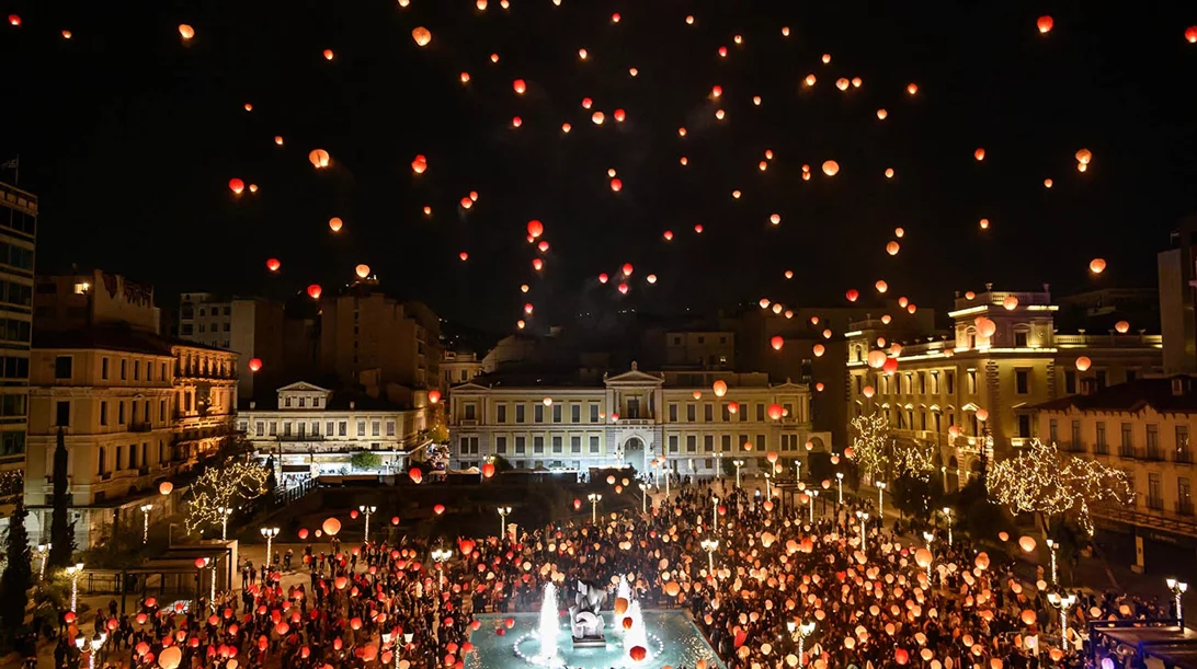 Η "Νύχτα των Ευχών" φωτίζει όλη την Αθήνα