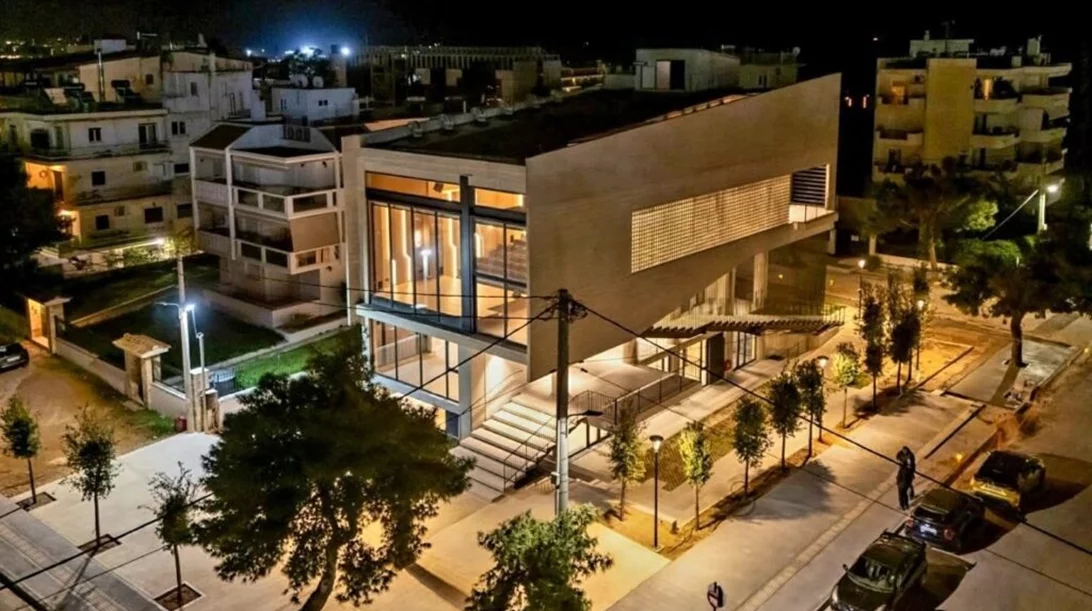 Στη Γλυφάδα, υπάρχει πλέον ένα εντυπωσιακό "αιωρούμενο" αμφιθέατρο