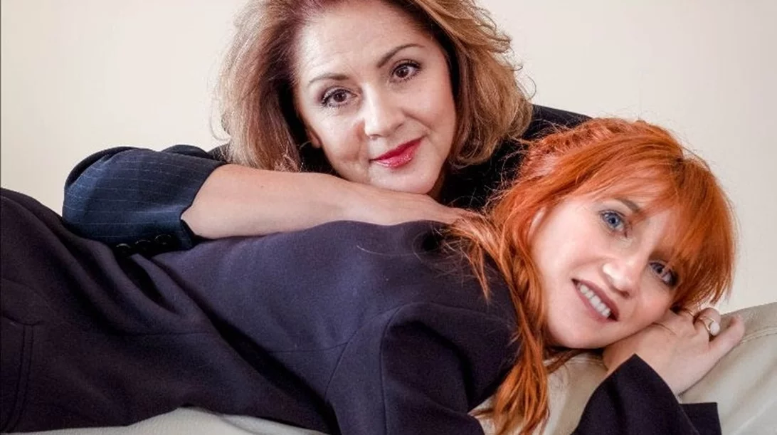 Η Μαργαρίτα Ζορμπαλά και η Μαρία Παπαγεωργίου σε μια παράσταση με γυναικείο άρωμα