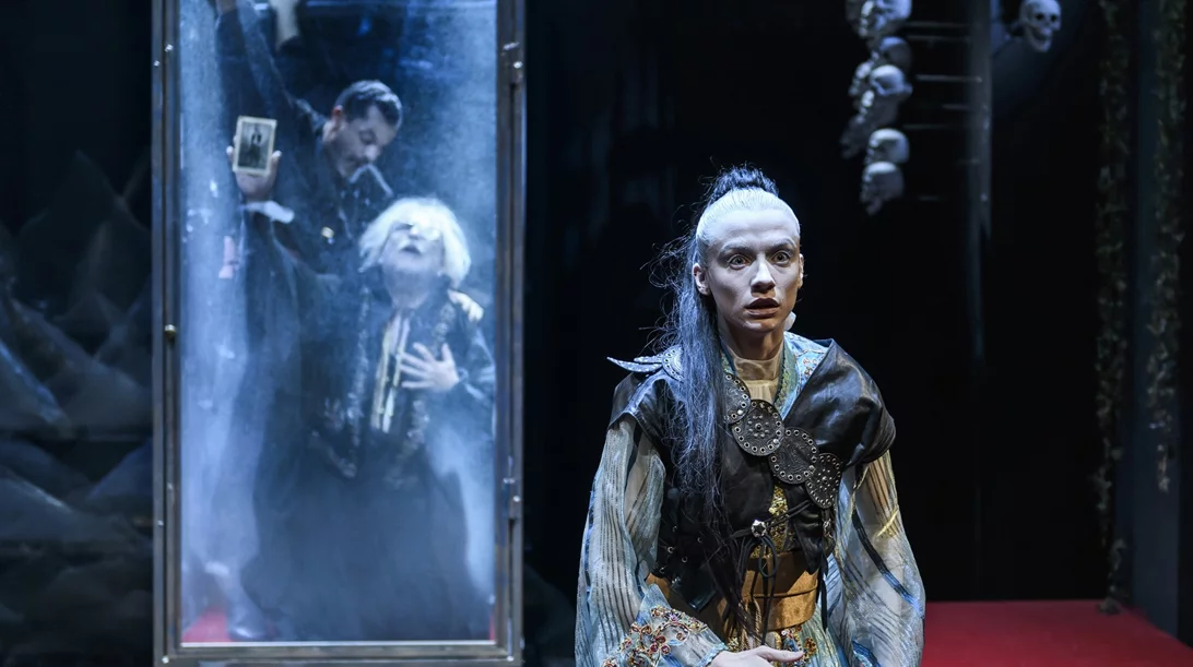 "Τουραντό – Η γυναίκα που μισούσε τους άντρες": Πρώτες φωτογραφίες από τη νέα παράσταση του Στάθη Λιβαθινού