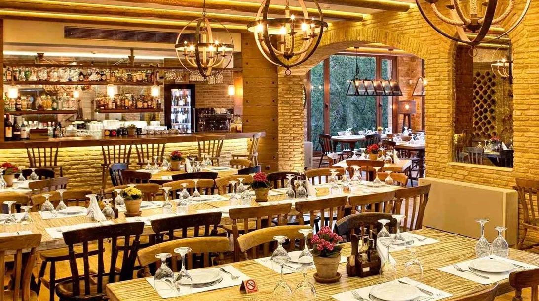 Στα Κιούρκα υπάρχει ένα εστιατόριο με ιστορία που κοιτάει μπροστά