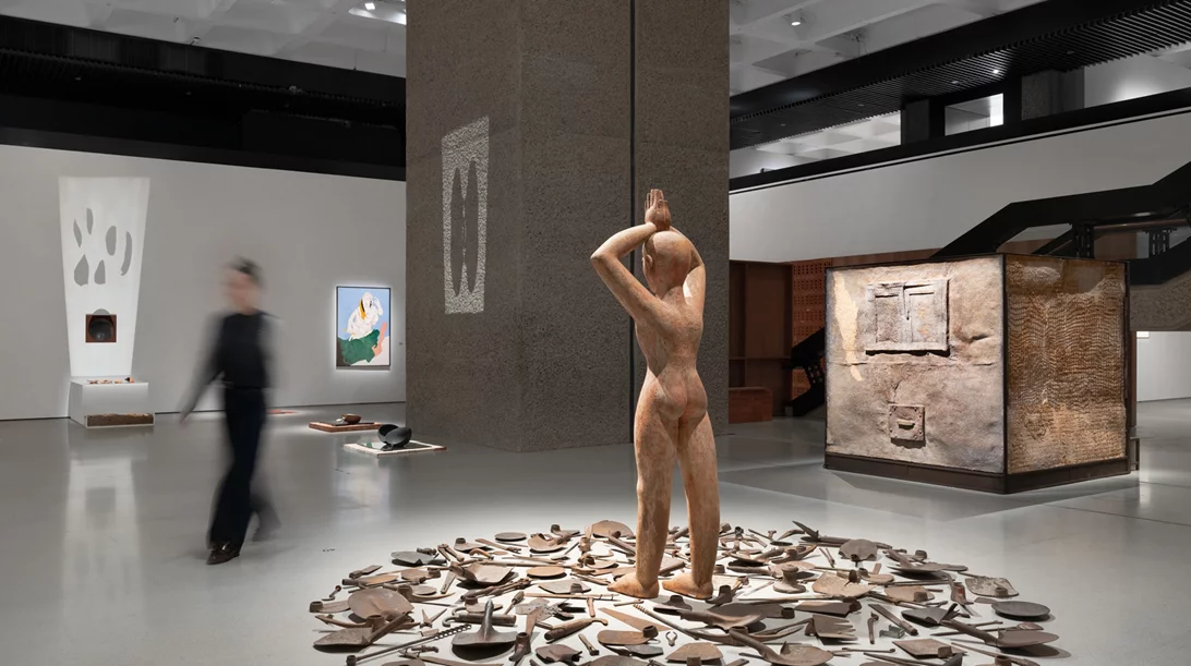 Η σύγχρονη ιστορία της Ινδίας με τα μάτια των καλλιτεχνών σε μια συναρπαστική έκθεση στο Λονδίνο