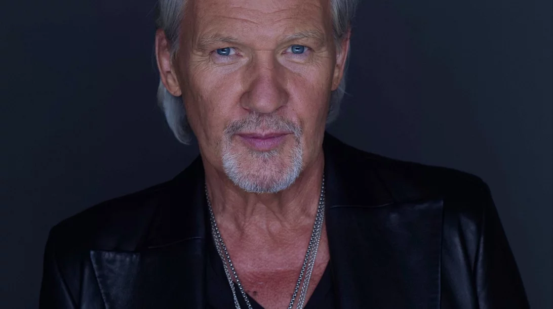 Johnny Logan: θα κάνει τη διαφορά ο μεγάλος θρύλος της Eurovision στην πρώτη επίσκεψή του στην Ελλάδα;