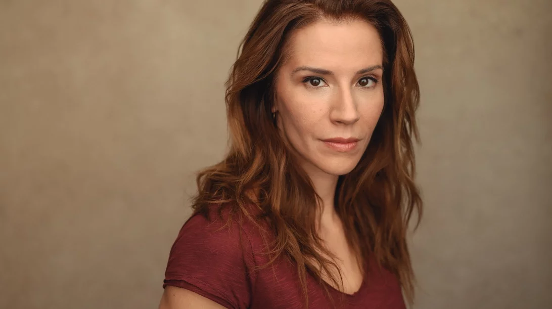 Βασιλική Βλάχου: Ποια είναι η πρωταγωνίστρια και σεναριογράφος του ερωτικού θρίλερ "Το Κάλεσμα του Σπουργιτιού";