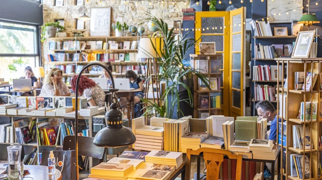 8 βιβλιοπωλεία-καφέ της Αθήνας για διάβασμα, γεύσεις και βιβλιοφιλικό άρωμα
