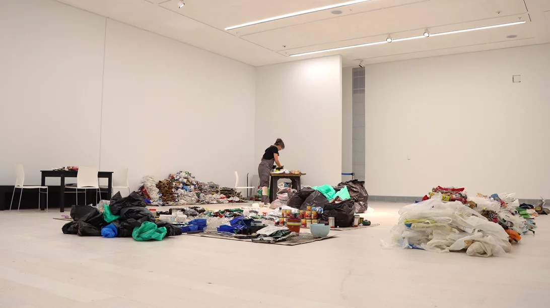 Η Jennifer Nelson κουβαλά το βάρος των σκουπιδιών ενός χρόνου στο Εθνικό Μουσείο Σύγχρονης Τέχνης