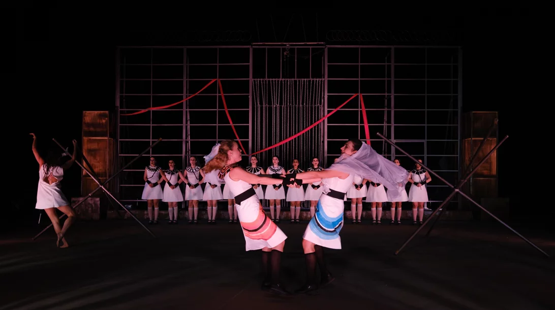 "Ικέτιδες": Πρώτες φωτογραφίες από την παράσταση που θα κλείσει το φετινό φεστιβάλ της Επιδαύρου