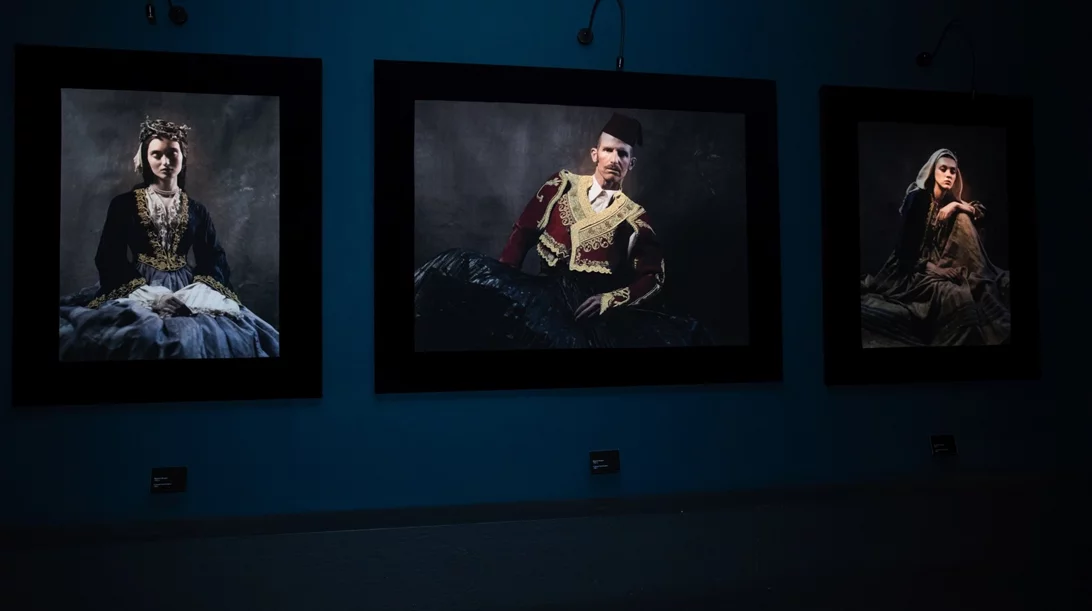 "Ένδυμα Ψυχής": Ο Βαγγέλης Κύρης και ο Ανατόλι Γεωργίεφ "κεντούν" μια πρωτότυπη έκθεση στο Μουσείο Ακρόπολης