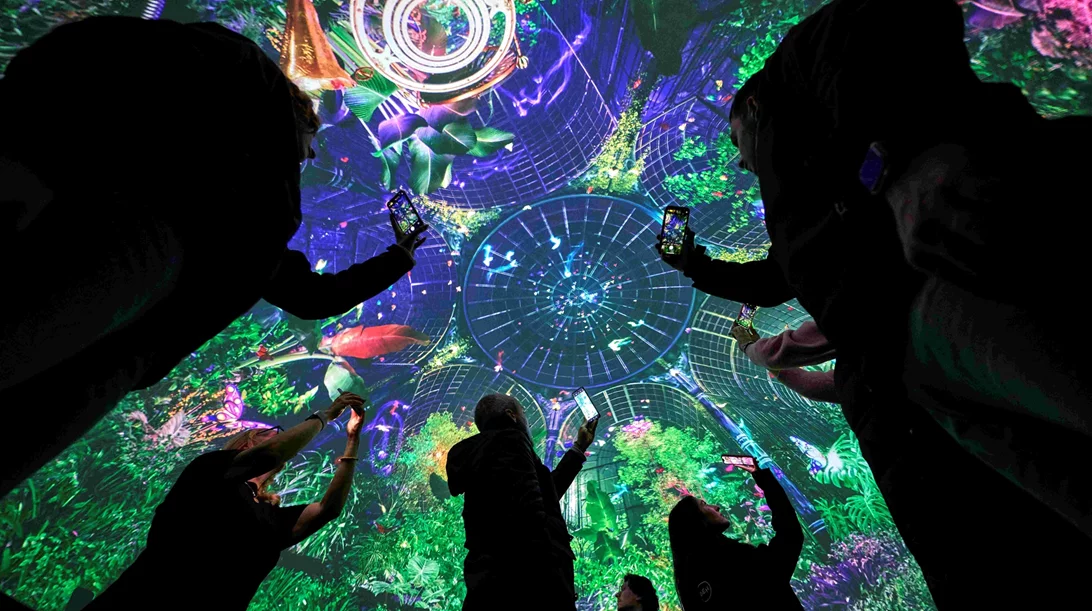 Με το ΔΕΗ The Butterfly Trail, η Πλατεία Συντάγματος μεταμορφώνεται σε ένα εντυπωσιακό VR θερμοκήπιο