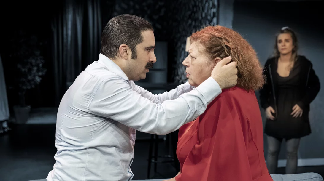 "Μακριά από παιδιά": Μετακομίζει σε μεγαλύτερη σκηνή