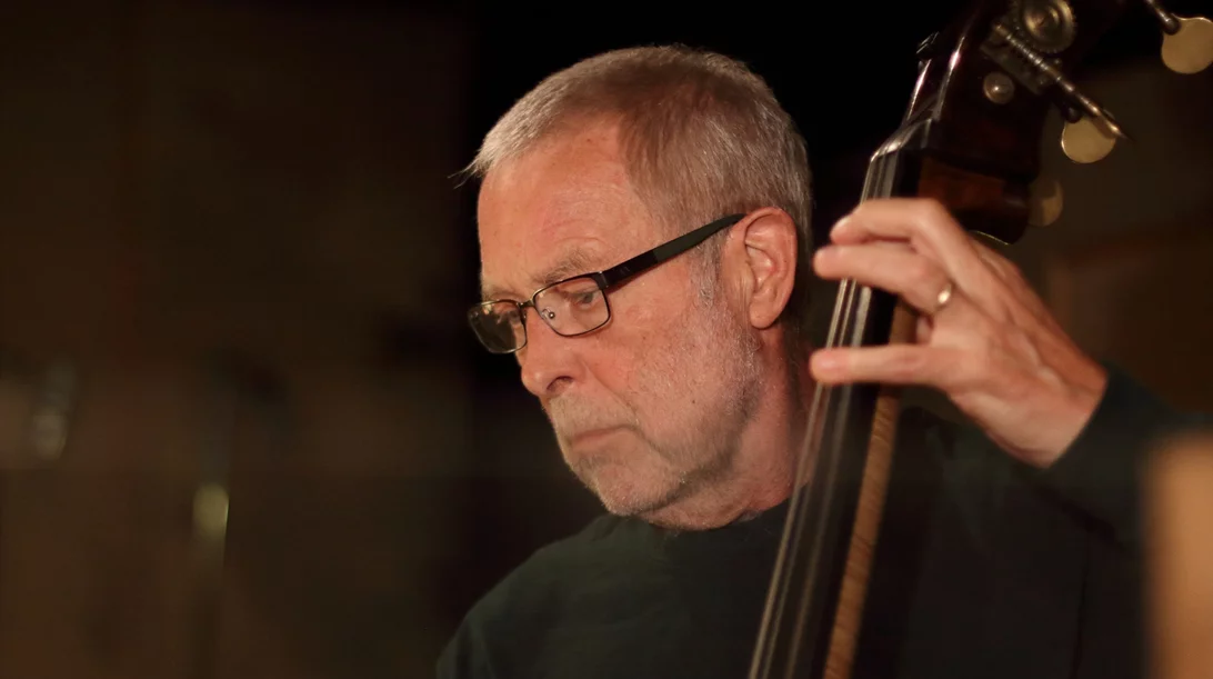 Dave Holland: "Όταν βρίσκεσαι κοντά σε σπουδαίους μουσικούς, μαθαίνεις για τη ζωή"