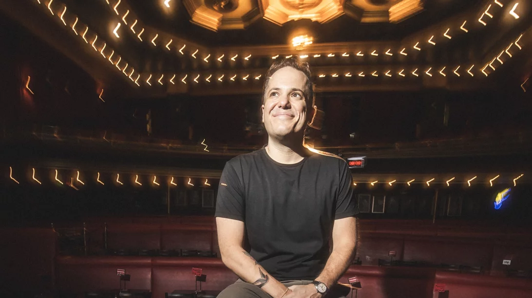 Ο stand up comedian Jeff Arcuri για πρώτη φορά στην Αθήνα