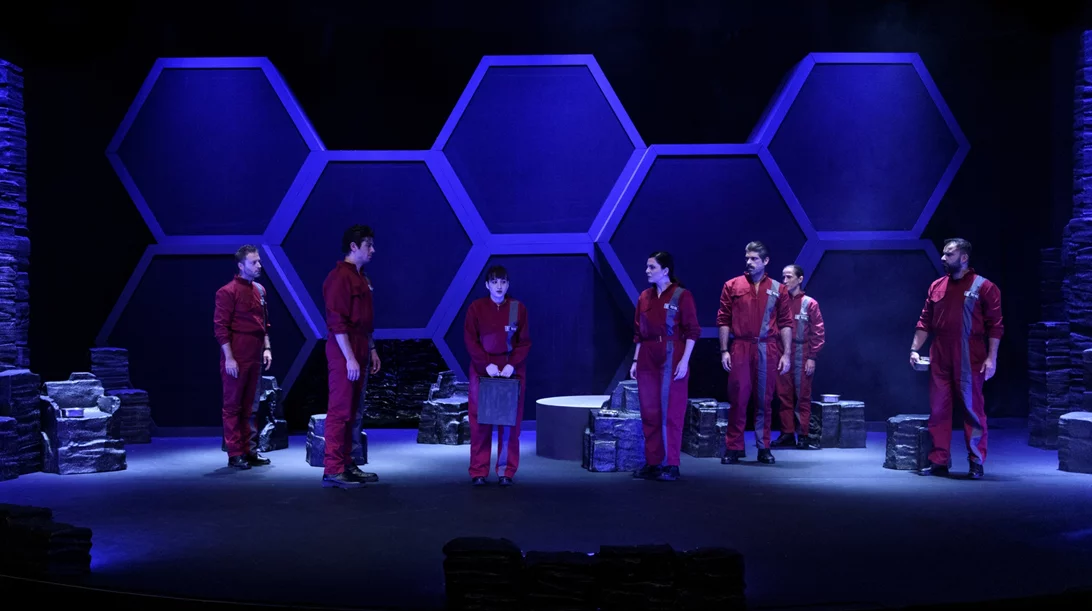 Πρώτες φωτογραφίες και trailer από τη νέα παράσταση του Γιώργου Καπουτζίδη