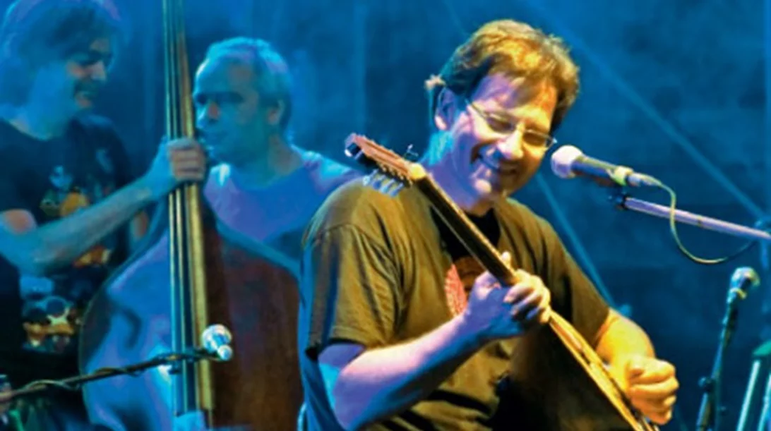 Ο Θανάσης Παπακωνσταντίνου ανακοίνωσε τους πρώτους σταθμούς της καλοκαιρινής του περιοδείας