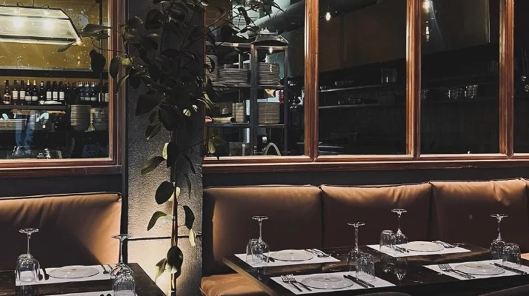 'Iama', ένα ολόφρεσκο μοντέρνο μεζεδοπωλείο στο Παλαιό Φάληρο