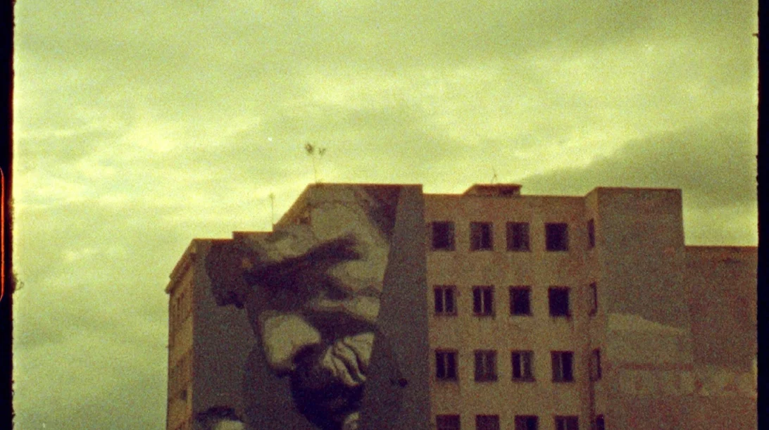 Ο Αλέξης Αλεξίου μας συστήνει στο φουτουριστικό κόσμο του "Ι.Ω."