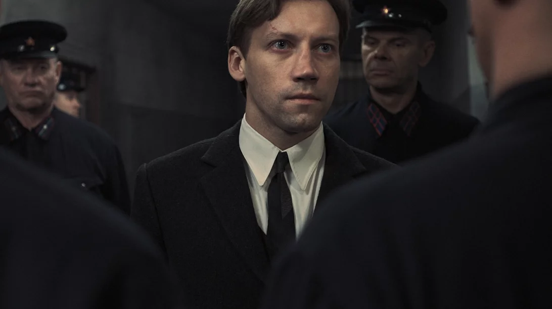 Στους "Δύο Εισαγγελείς", ο Σεργκέι Λόζνιτσα παρουσιάζει ένα δραματικά επίκαιρο ιστορικό θρίλερ