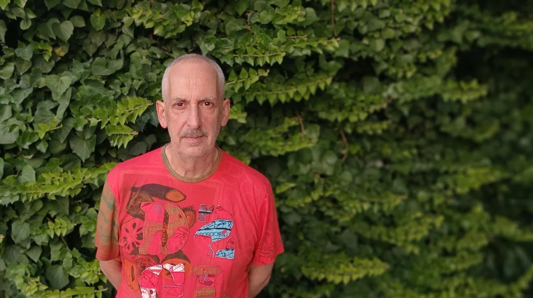 Ο Μάνος Θηραίος για τις "Λέξεις των άλλων" που μπορεί να είναι παρηγοριά ή όπλο θανάσιμο