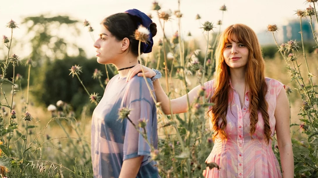 Δισκοκριτική: Δροσιστικά "Κομματάκια Ανανά" από τη Νεφέλη και τη Νίκη