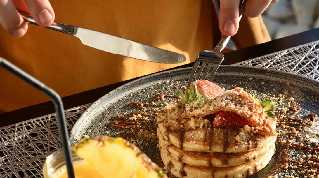 Στο "Poseidon Athens Hotel" για brunch με θέα στον Σαρωνικό