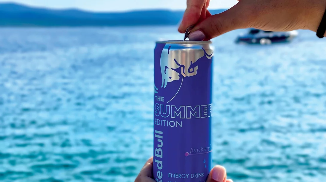 Ήρθε το νέο Red Bull Summer Edition σε καλοκαιρινό γαλάζιο χρώμα και γεύση Juneberry!