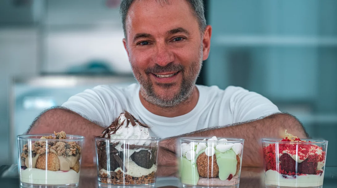 Νάξος: Το νέο μαγαζί με άπαιχτο προφιτερόλ που κάνει… σούσουρο σε όλο το νησί