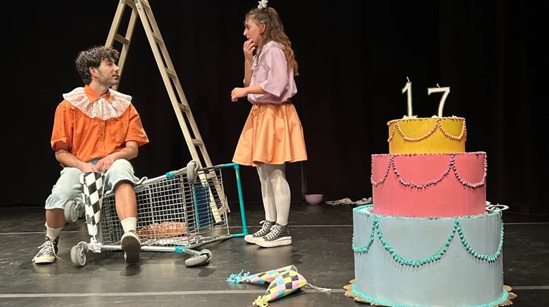 Μια χειροποίητη παράσταση κοιτά τι κρύβεται πίσω από μια τέλεια οικογενειακή φωτογραφία