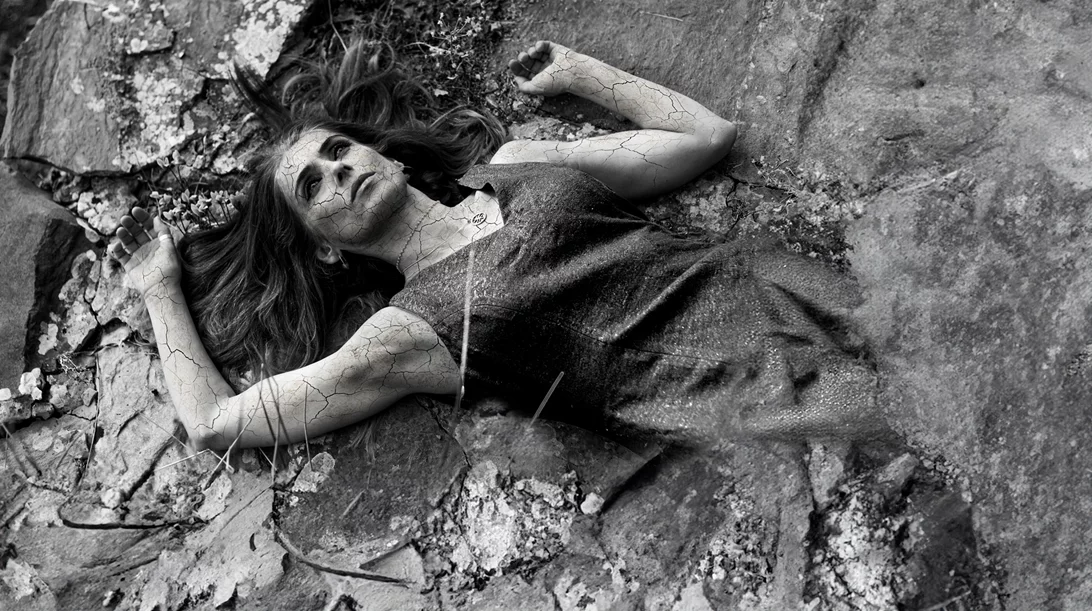 "Macbeth": Η Σοφία Χιλλ συνσκηνοθετεί και ερμηνεύει Σαίξπηρ σε μια πρωτότυπη περφόρμανς