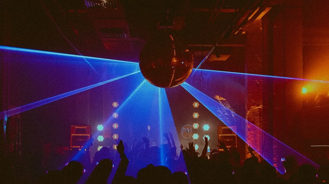 Rooftop Sessions στο 'Brown Lighthouse Athens': Η μουσική συναντά τη μόδα και την τέχνη