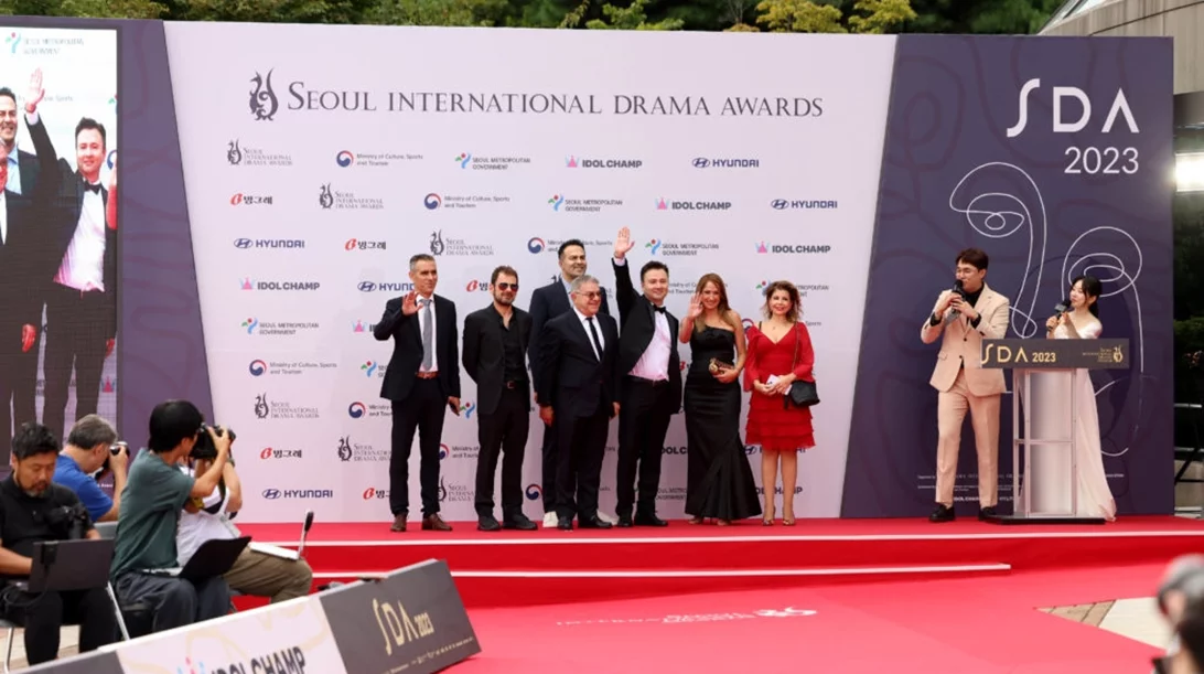 Το "Κάνε ότι κοιμάσαι" παρέλαβε το Βραβείο Καλύτερης Τηλεοπτικής Σειράς στη Σεούλ