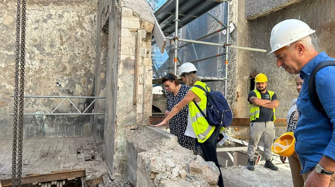 Αποκατάσταση ιστορικών κτιρίων στο κέντρο της Αθήνας: Οι αυτοψίες της Λίνας Μενδώνη