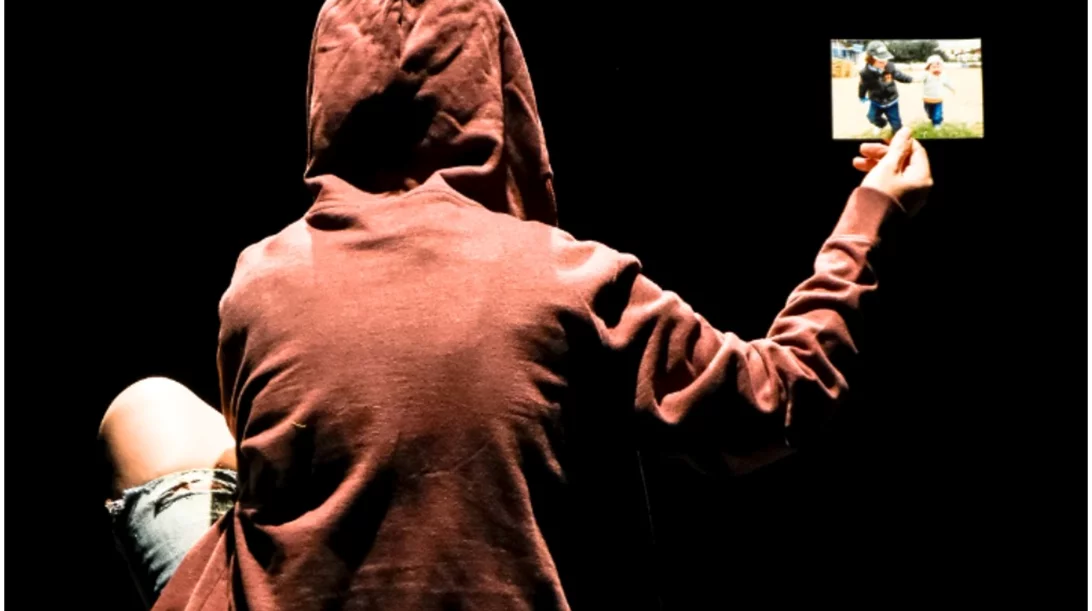 Ο βραβευμένος "Μπέμπης" ανεβαίνει στο θέατρο