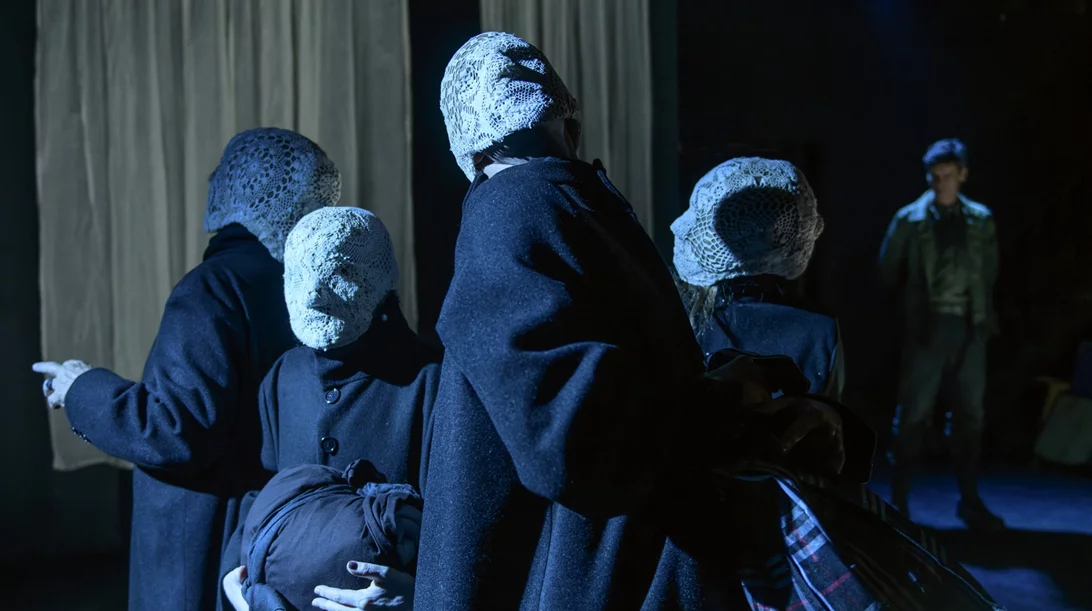 "Η λέξη πρόοδος στο στόμα της μητέρας μου ηχούσε πολύ φάλτσα": Επιστρέφει η πολυαγαπημένη παράσταση