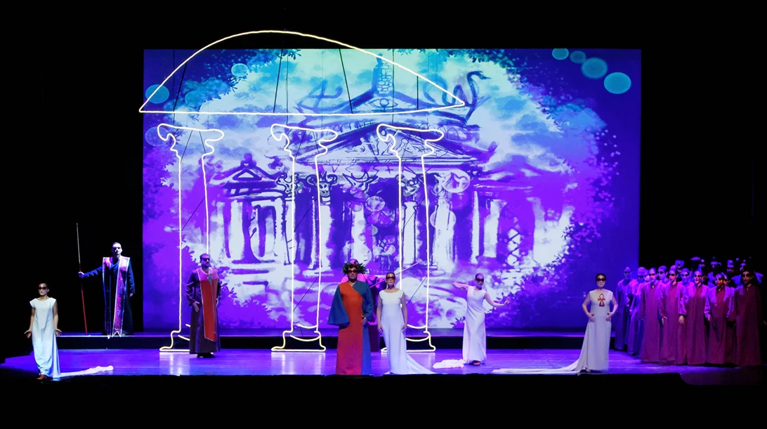 Μία όπερα ("Εστιάδα"), ένα ρεσιτάλ (Γιάχο/Καστρονόβο) και ένα ντοκιμαντέρ ("Μαίρη, Μαριάννα, Μαρία"), τελευταία αφιερώματα για τα 100 χρόνια από την γέννηση της Κάλλας