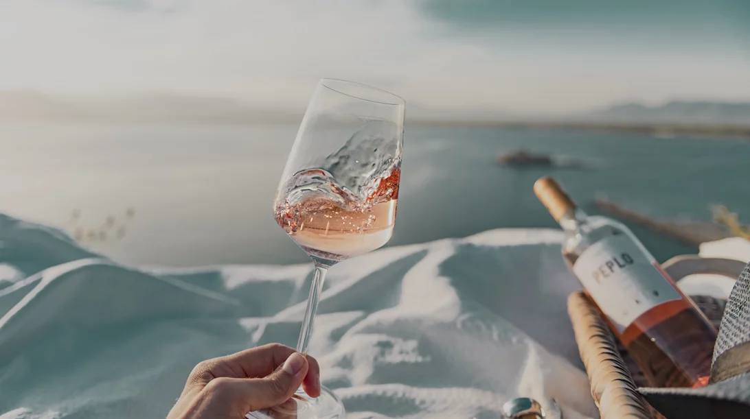 Το ροζέ κρασί με "PEPLO" καλοκαιριού που σερβίρει κάθε αιθέρια στιγμή