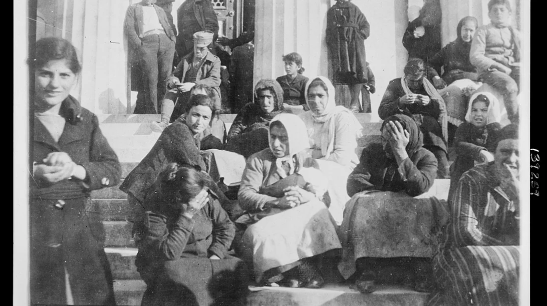 "Άφιξη και εγκατάσταση των προσφύγων στην Αθήνα": Ο συγγραφέας Νίκος Ανδριώτης μιλάει για τα επακόλουθα της Μικρασιατικής Καταστροφής