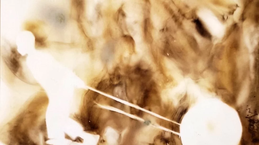 "Σκιές Φωτιάς": Ο Ανδρέας Νικολαΐδης μάς προσκαλεί σε ένα ταξίδι αυτογνωσίας και αναμνήσεων