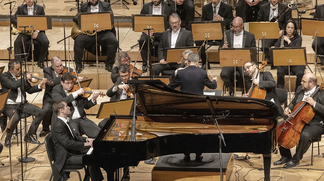 Επιβεβαίωση της κλάσης ενός σπουδαίου πιανίστα (Λουγκάνσκυ) και των υποσχέσεων ενός νέου αρχιμουσικού (Κ. Τερζάκης) σε συναυλίες της ΚΟΑ