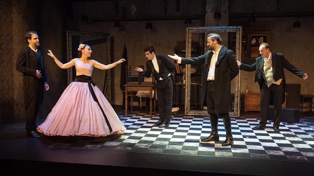 Video walkthrough: Η Ναταλία Δραγούμη στην παράσταση "Μαντάμ Μποβαρί" στο θέατρο Αποθήκη