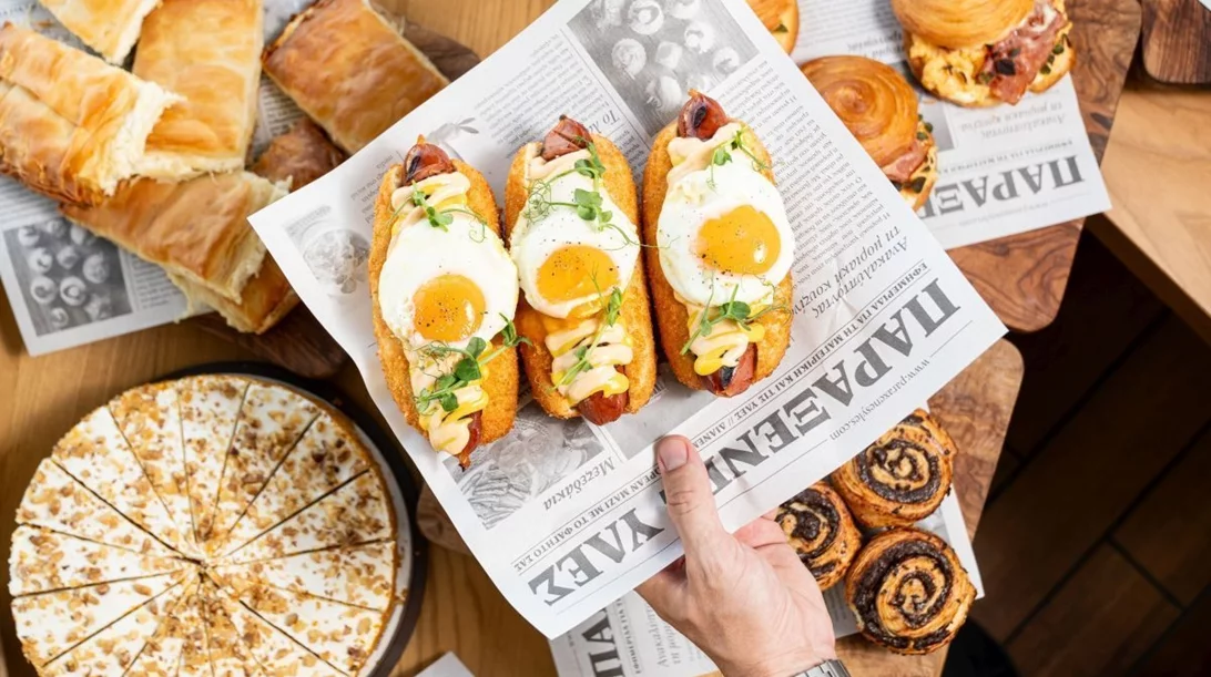 Μπουφές την Κυριακή: Ταρατσάτο brunch με θέα Ακρόπολη στο Rodopou & Beyond