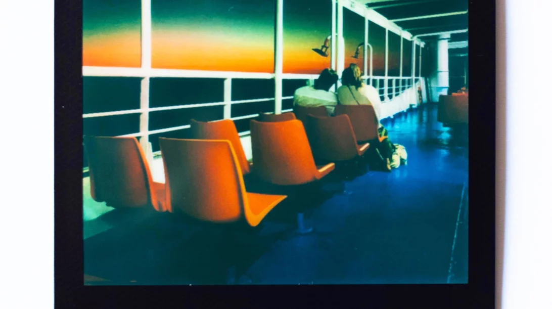 "Και τώρα οι δυο μας": Φωτογραφίες της Χλόης Ακριθάκη συνδιαλλέγονται με τα διηγήματα της Βίβιαν Αβρααμίδου Πλούμπη