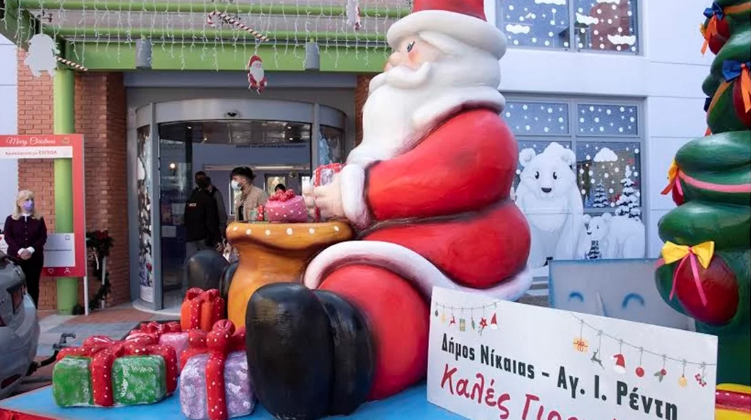 Το έλκηθρο του Άη Βασίλη διασχίζει τις γειτονιές της Νίκαιας και του Ρέντη.