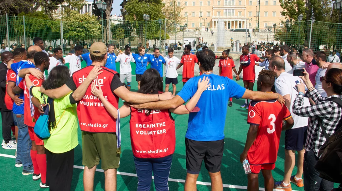 Ένα γήπεδο ποδοσφαίρου στην πλατεία Συντάγματος: "Γκολ στη Φτώχεια" με την Εθνική Αστέγων