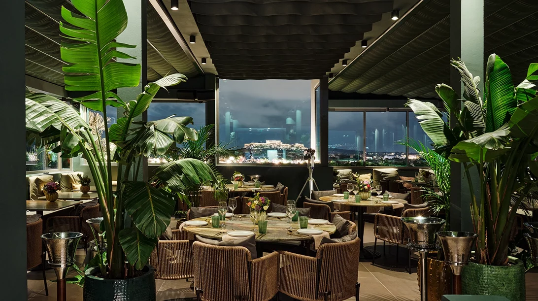 Η αγάπη χτυπάει κόκκινο στην πράσινη όαση του "Radisson Blu Park Hotel" και του "10 Urban Roof Restaurant"!