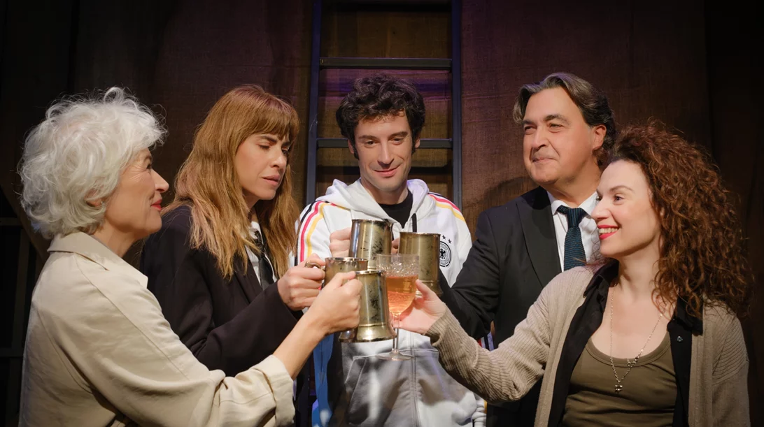 "Νάχτλαντ": Πρώτες φωτογραφίες από την καυστική σάτιρα του συγγραφέα του "Άσχημου"