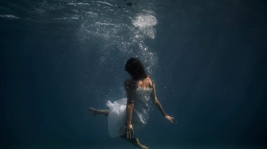 "Πλυν Πυρός": η πρώτη φωτογραφική έκθεση του Μιχαήλ Βαρθακούρη