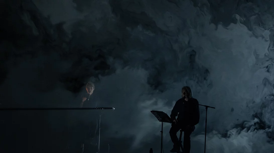 "Νέκυια": Επευφημίες, μα και δέος, για την κατάβαση του Γιάννη Αγγελάκα στον Κόσμο των Νεκρών