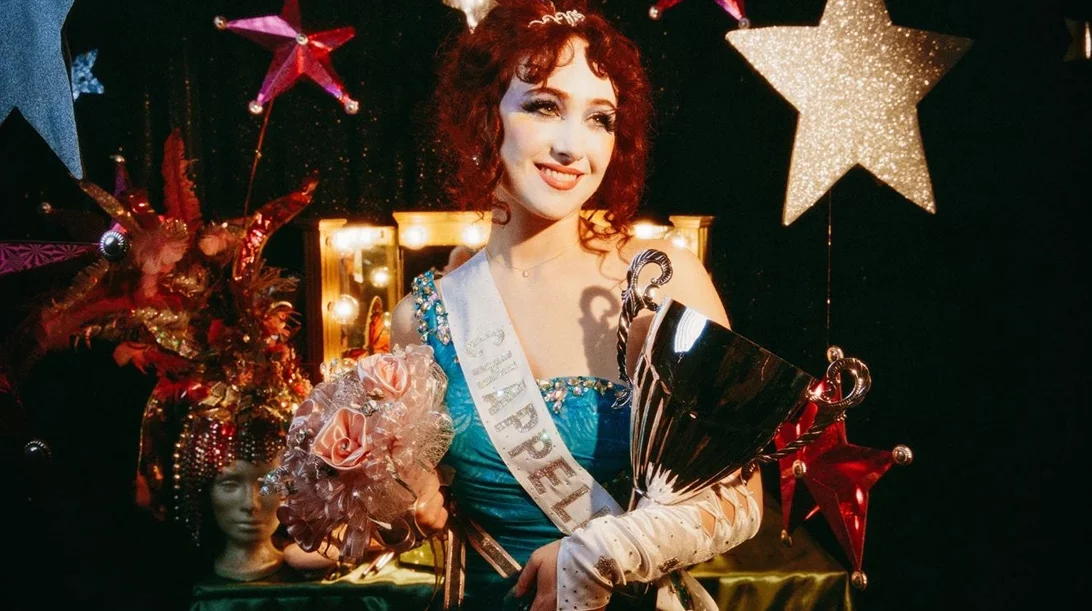 "Faces of Music": Οι Chappell Roan, Becky G και Victoria Monét πίσω από το glam