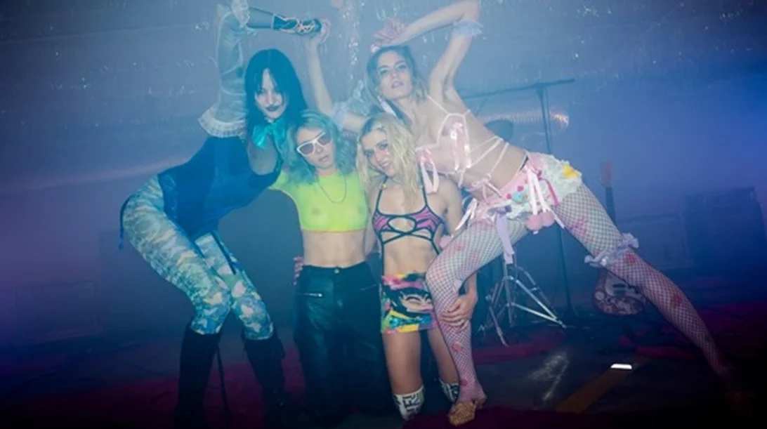 Stages A/Live: Οι cumgirl8 δημιουργούν ένα αναρχικό ροζ χάος στο Onassis Channel