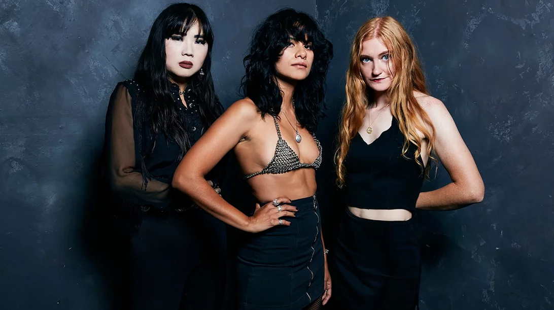 Οι L.A. Witch αφήνουν τα σκουπόξυλα και πιάνουν τις κιθάρες